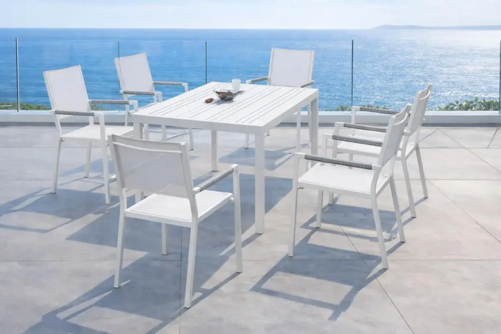 Naloa — Dining table