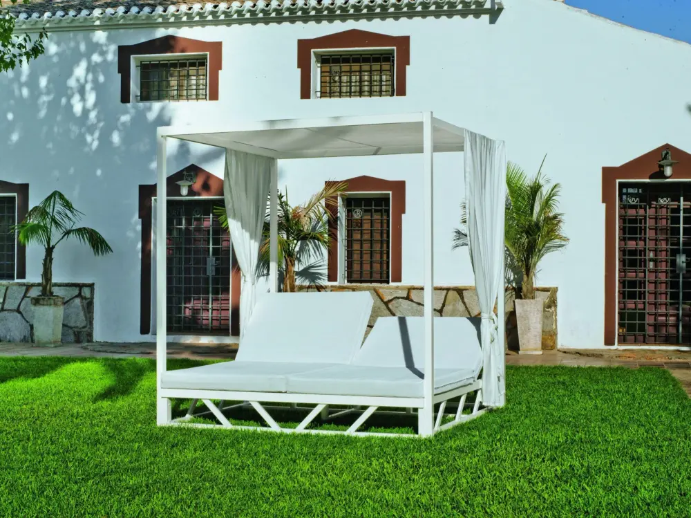Lux 210 — Daybed