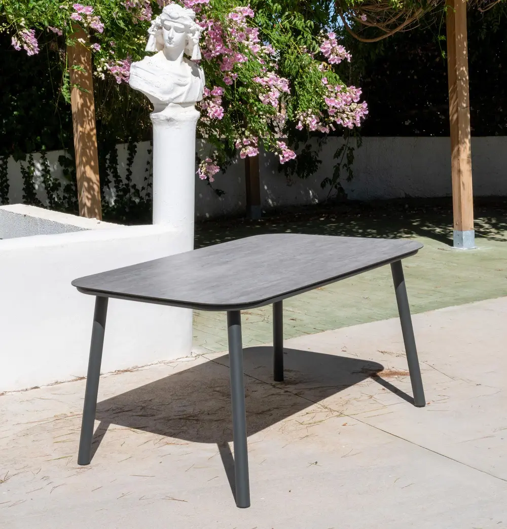 Mundra — Dining table