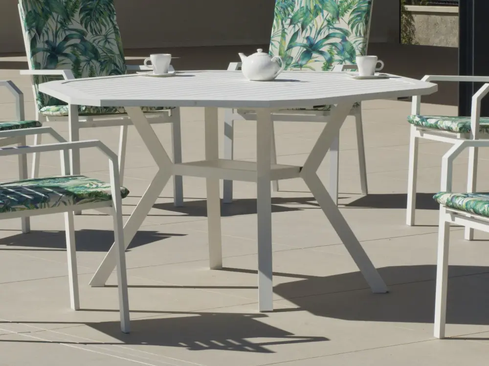 Brasilia 150 — Dining table