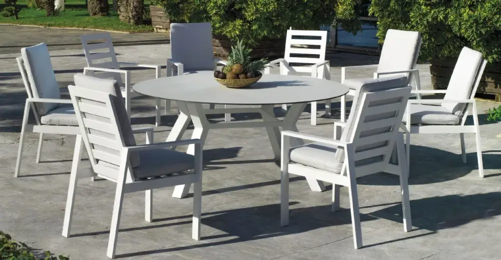 Auran — Dining table