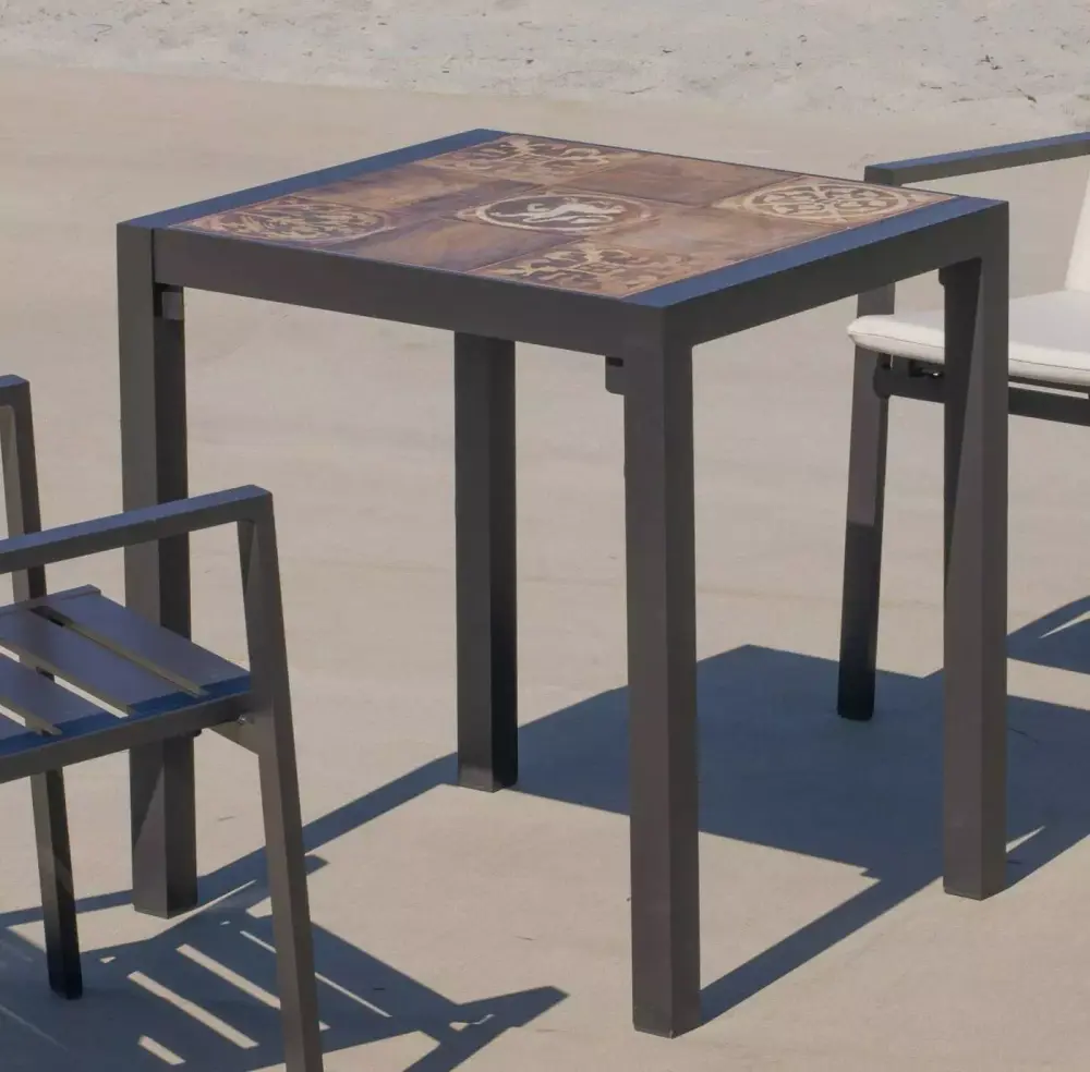 Lomba — Dining table
