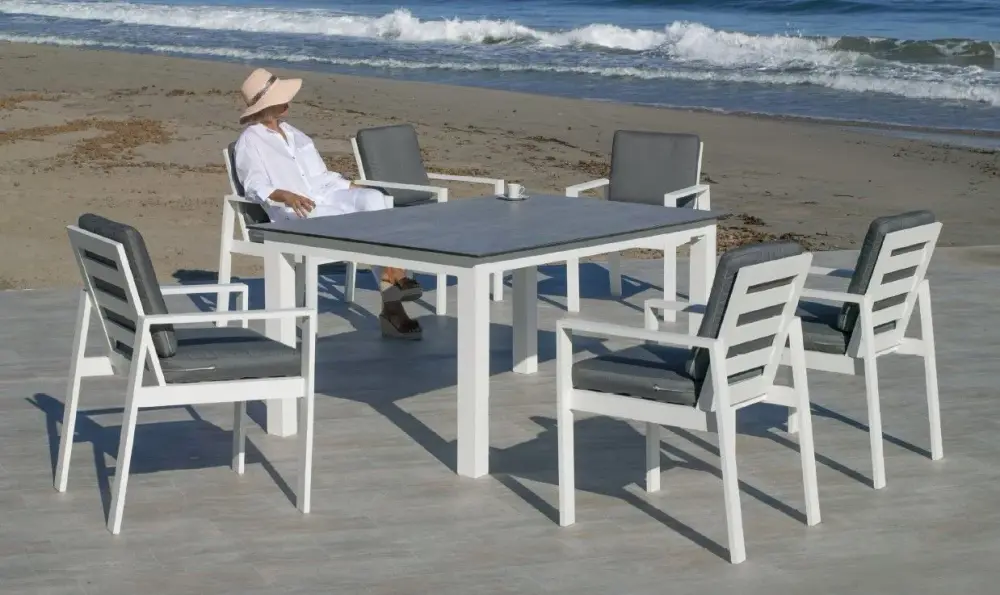 Camelia — Dining table