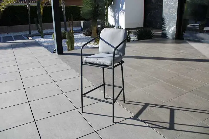 Naira 5 — Bar stool