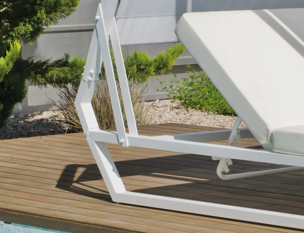Detalle Cama Balinesa Doble en Aluminio Blanco Viena