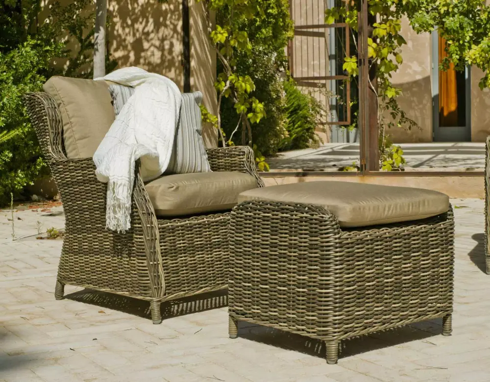 Sillón y reposapiés de ratán Borsalino 50