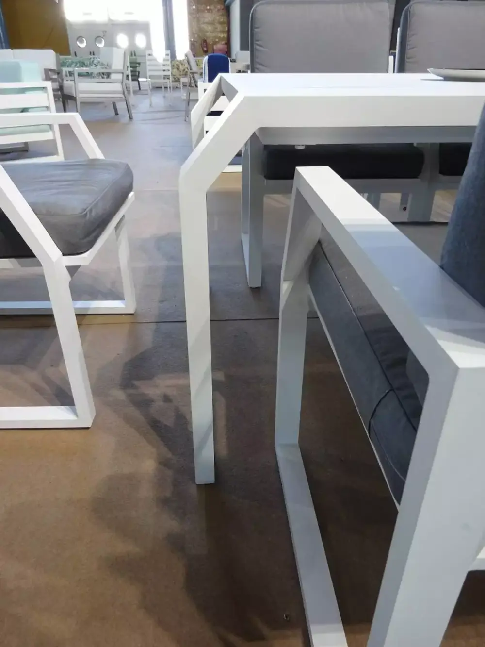 Detalle mesa de comedor para jardín de aluminio Zafiro