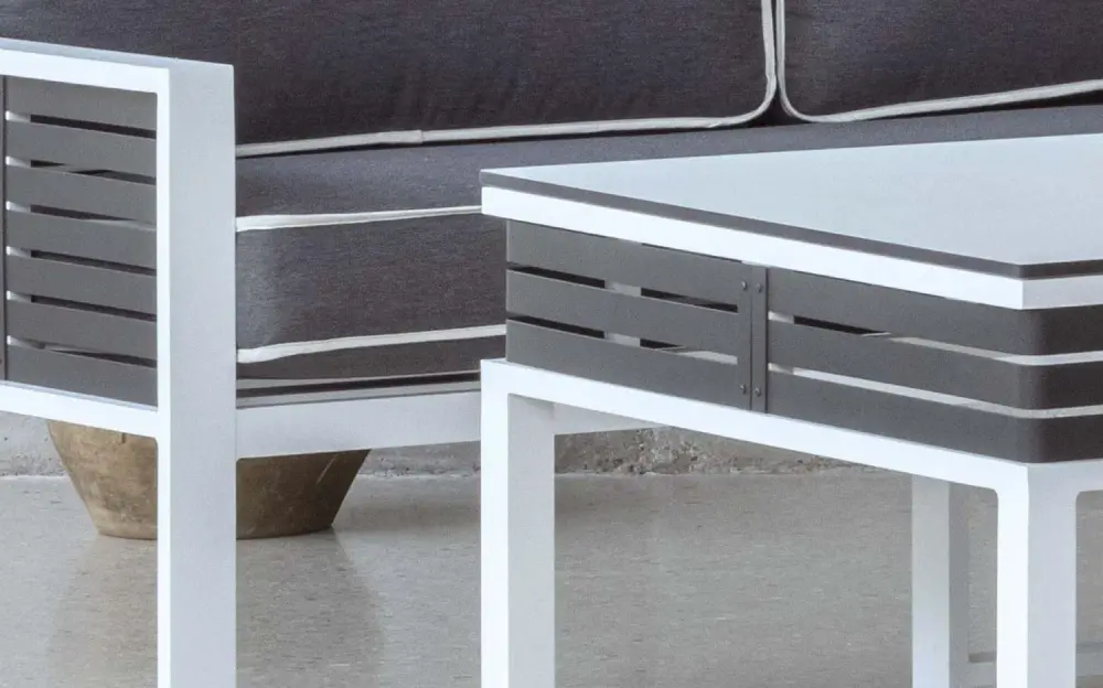 Detalle sofá rinconera de jardín de aluminio bicolor Yebel