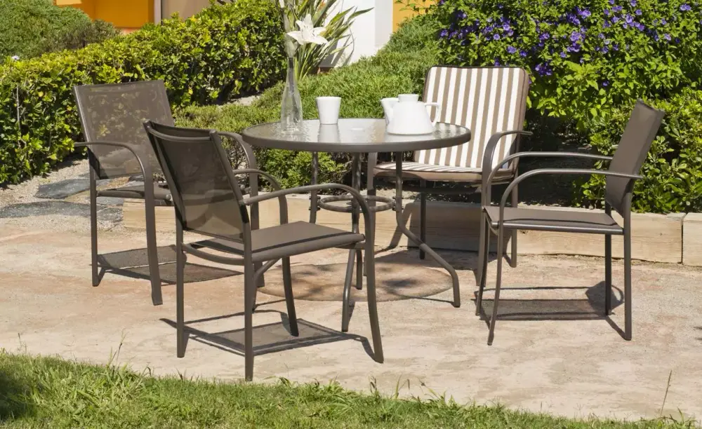 mesa redonda para jardín fabricada de acero lacado en color bronce Macao