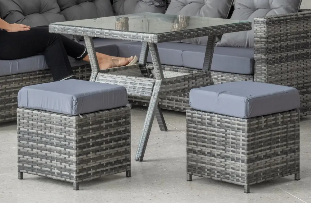 Mesa y taburetes del conjunto de sofá rinconera de ratán gris Marau