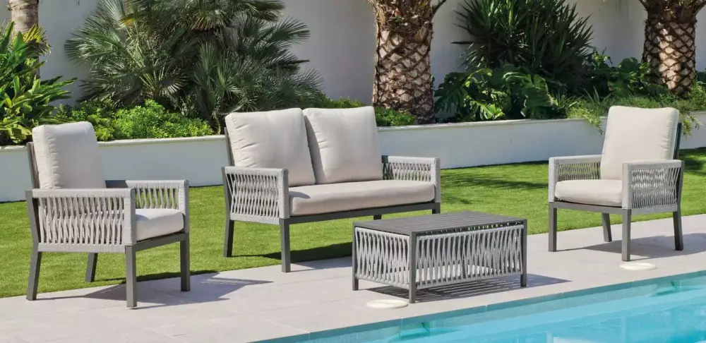conjunto mesa centro para jardín fabricada en aluminio y cuerda trenzada modelo Aberdin
