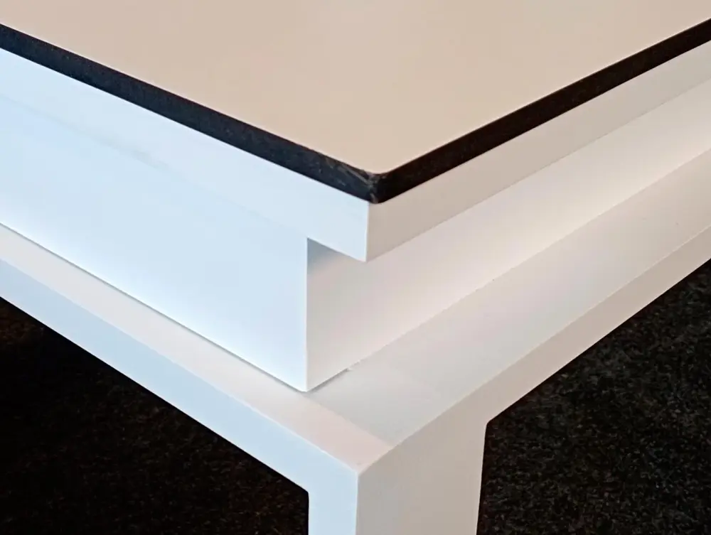 Detalle mesa elevable de aluminio con tablero de HPL
