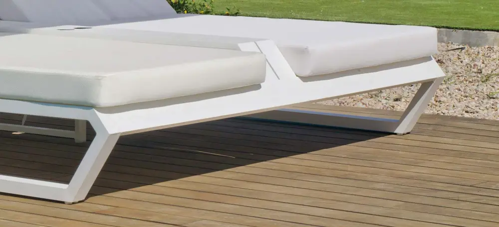 Detalle tapicería Cama Balinesa Doble en Aluminio Blanco Viena