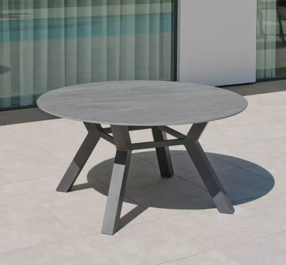 Mesas de jardín gris antracita. La mesa se encuentra sola y está sobre una terraza al exterior.