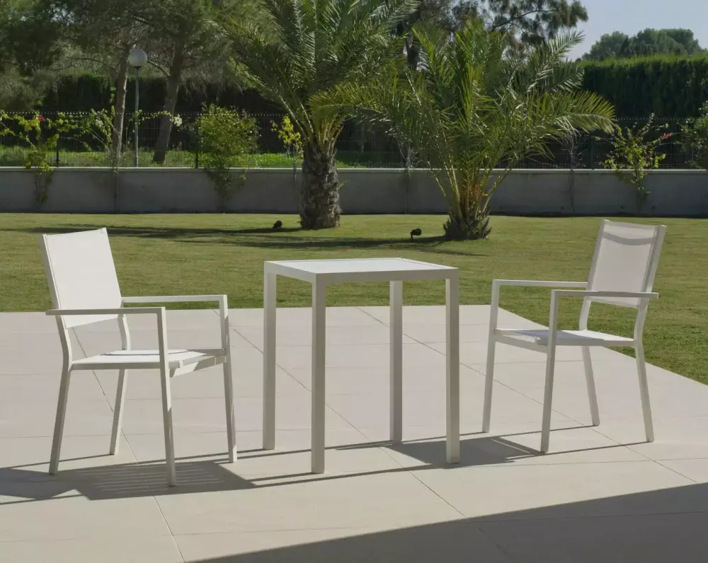 mesa cuadrada para jardín fabricada en aluminio blanco Melea