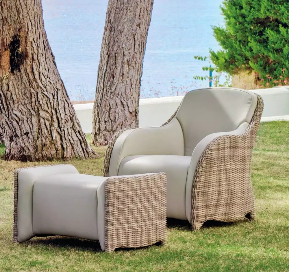 Sillón y reposapiés de ratán y polipiel Comodoro 8